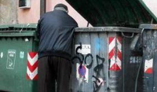 Il numero delle famiglie in povertà assoluta ha toccato il massimo storico  raggiungendo l’8,5% del totale (erano l’8,3% nel 2022). 5,7 milioni di persone.  #Istat

Ringraziamo sentitamente il putridume che si intasca 15.000 €/mese seduto sugli scranni del potere decisionale.