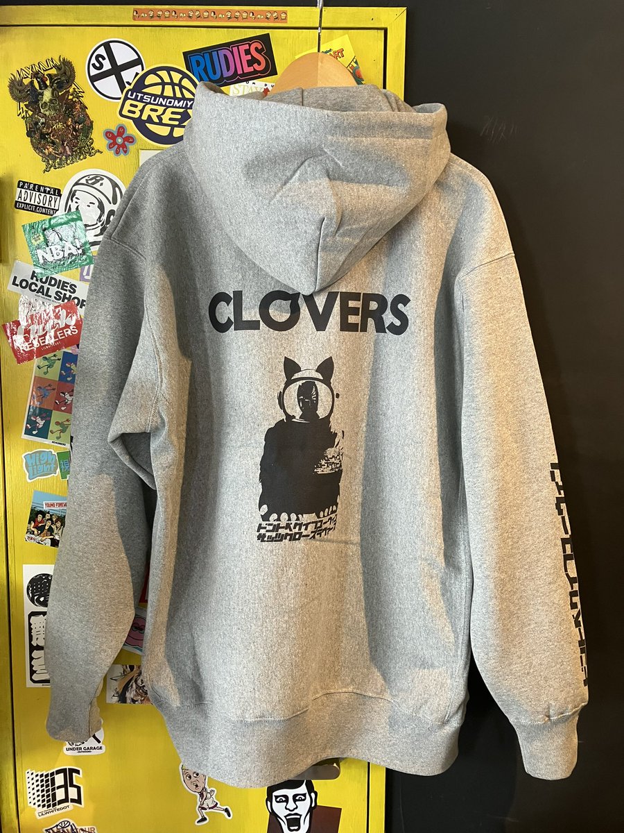 CLOVERS_STORE's tweet photo. .
そろそろ��ートがいらなくなりそうですがパーカーはまだまだ着る機会があるのではないでしょうか？
フロント、バック、両袖にプリントがガッツリ入ったパーカーです✨

カラー　グレー
サイズ　XXL
¥7,000-(+TAX) https://t.co/y6vApnOFWI