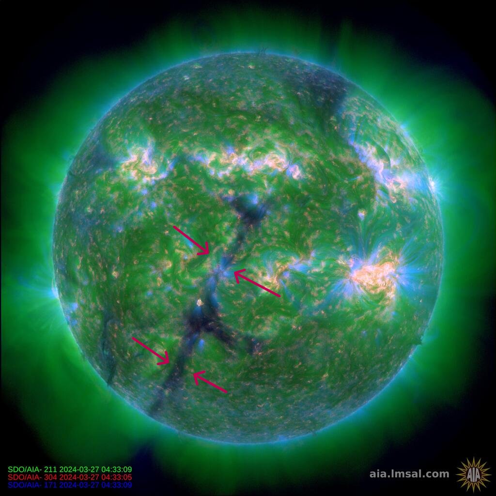SolarSpaceAMore's tweet image. The sun shows an interesting line. Is this a coincidence or is there a technical reason? #spacewx #sun 

@nenecallas @drkstrong @RyanJFrench @Thamitashow @ESA_de