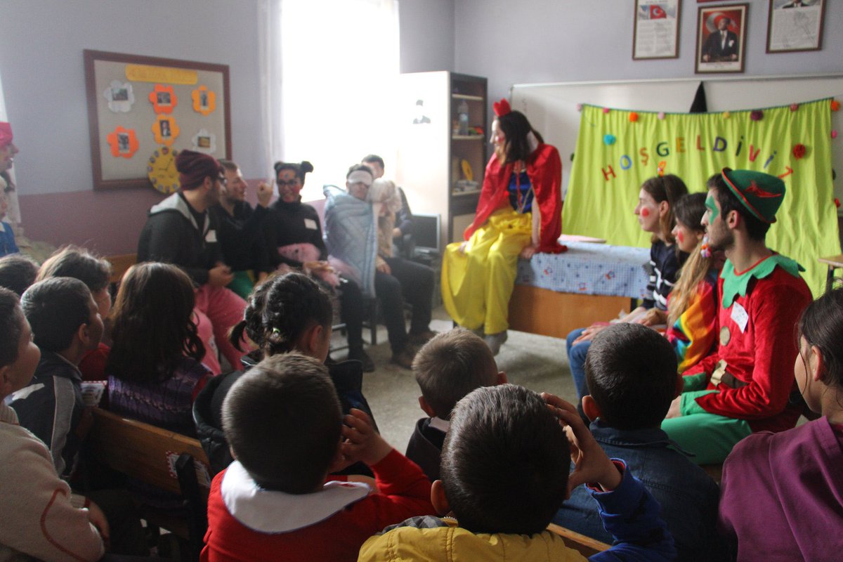 Umut Yolculuklarımızın en eğlenceli atölyelerinden biri: Tiyatro✨

Acemi de olsak her yolculuğumuzda miniklerimiz için elimizden geleni yaptık, hem biz eğlendik hem de çocukların yüzünde kahkaha olduk, olmaya devam edeceğiz🎈