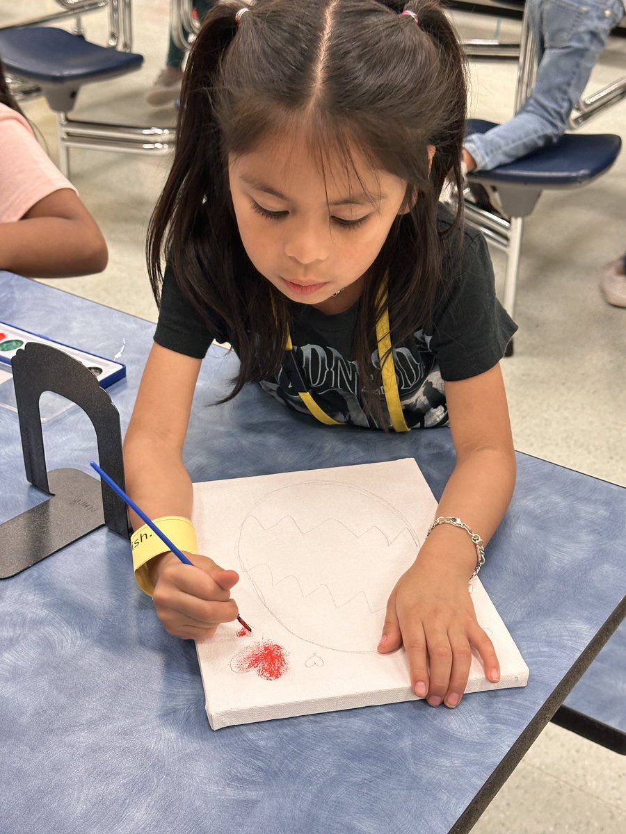 Curriculum carnival 🎡 was a huge success thanks to all our amazing Keeble Cubs and families!  Our Art teacher had a fun and engaging painting activity for them!  ⁦<a href="/Keeble_AISD/">Keeble Primary School</a>⁩ #myaldine ⁦<a href="/ShekaDow/">Sheka Dow</a>⁩ ⁦<a href="/DozierMrs/">Beoulah McIntyre-Dozier</a>⁩ ⁦<a href="/ShanissaK/">Shanissa King</a>⁩