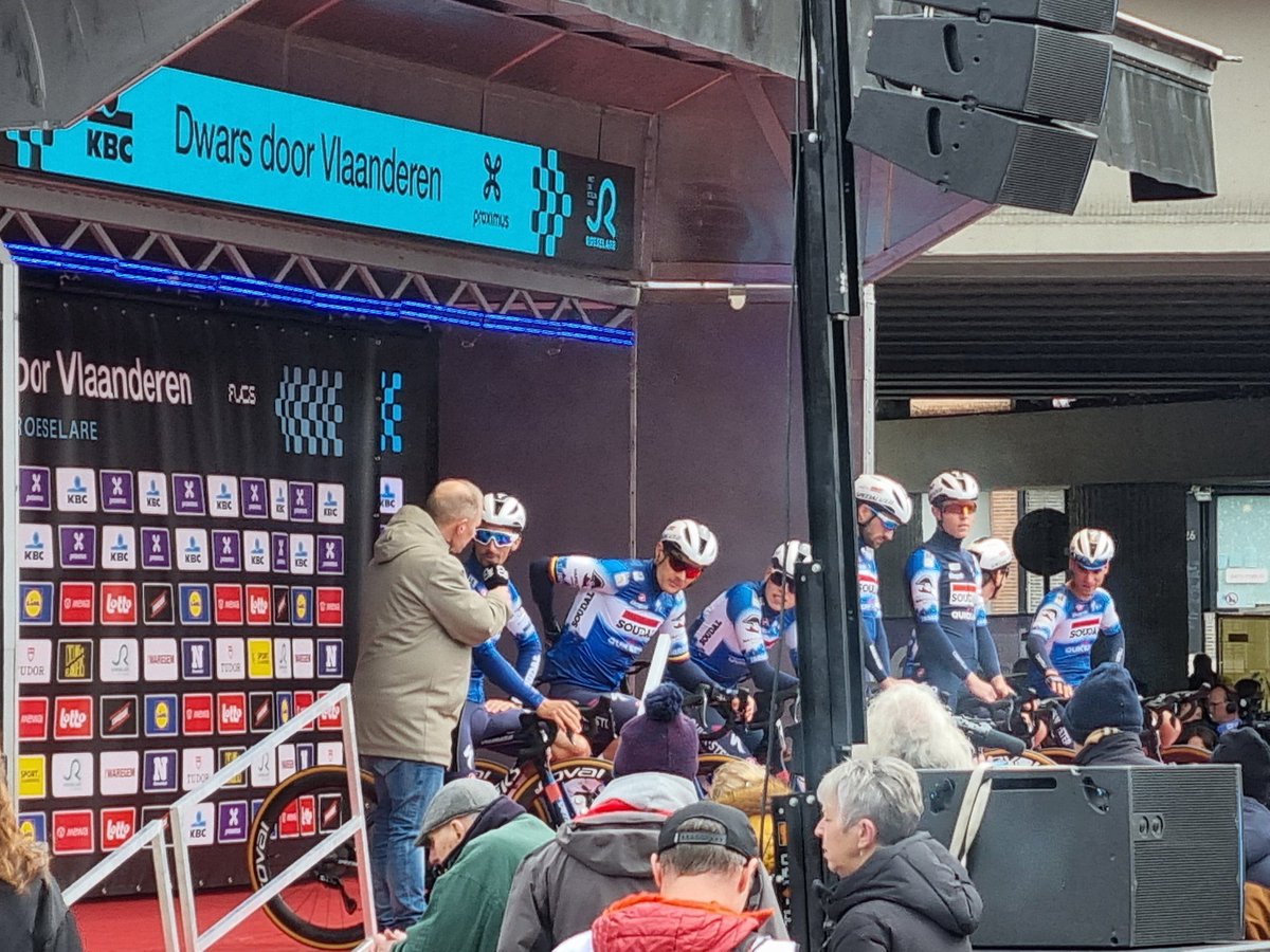 PerryTim87's tweet image. Tradities zijn er om geëerd te worden, terug bij de start van Dwars door Vlaanderen in Roeselare City 😊 #dvv #flandersclassics