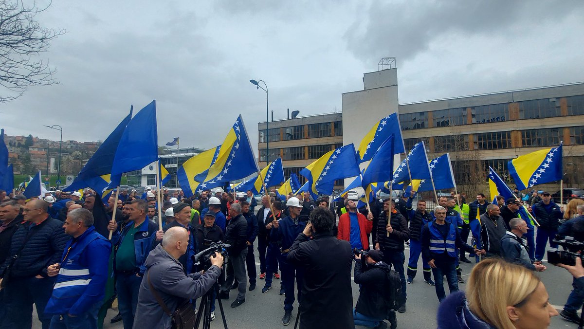 e_aletic's tweet photo. Rudari protestuju ispred Vlade FBIH jer nisu dobili placu za januar i februar @novabhtv https://t.co/CU1n52liNf