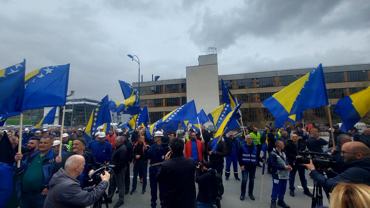 e_aletic's tweet photo. Rudari protestuju ispred Vlade FBIH jer nisu dobili placu za januar i februar @novabhtv https://t.co/CU1n52liNf