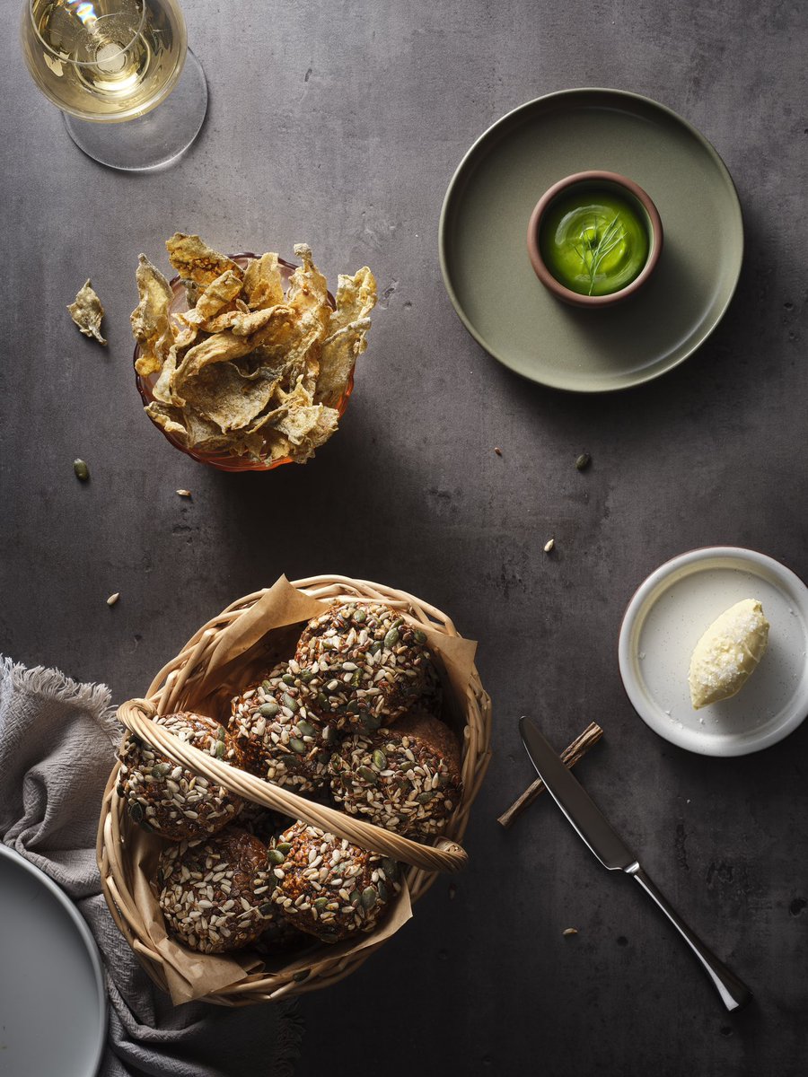 Snacks at Lir #1 ☘️ Guinness and treacle wheaten bread with house cultured butter made with @VelvetCloud_ie sheep’s yoghurt 🐑 Fish skin crackling - our swerve on the meat classic and a step towards using every part of the fish served with wild garlic emulsion 🐟