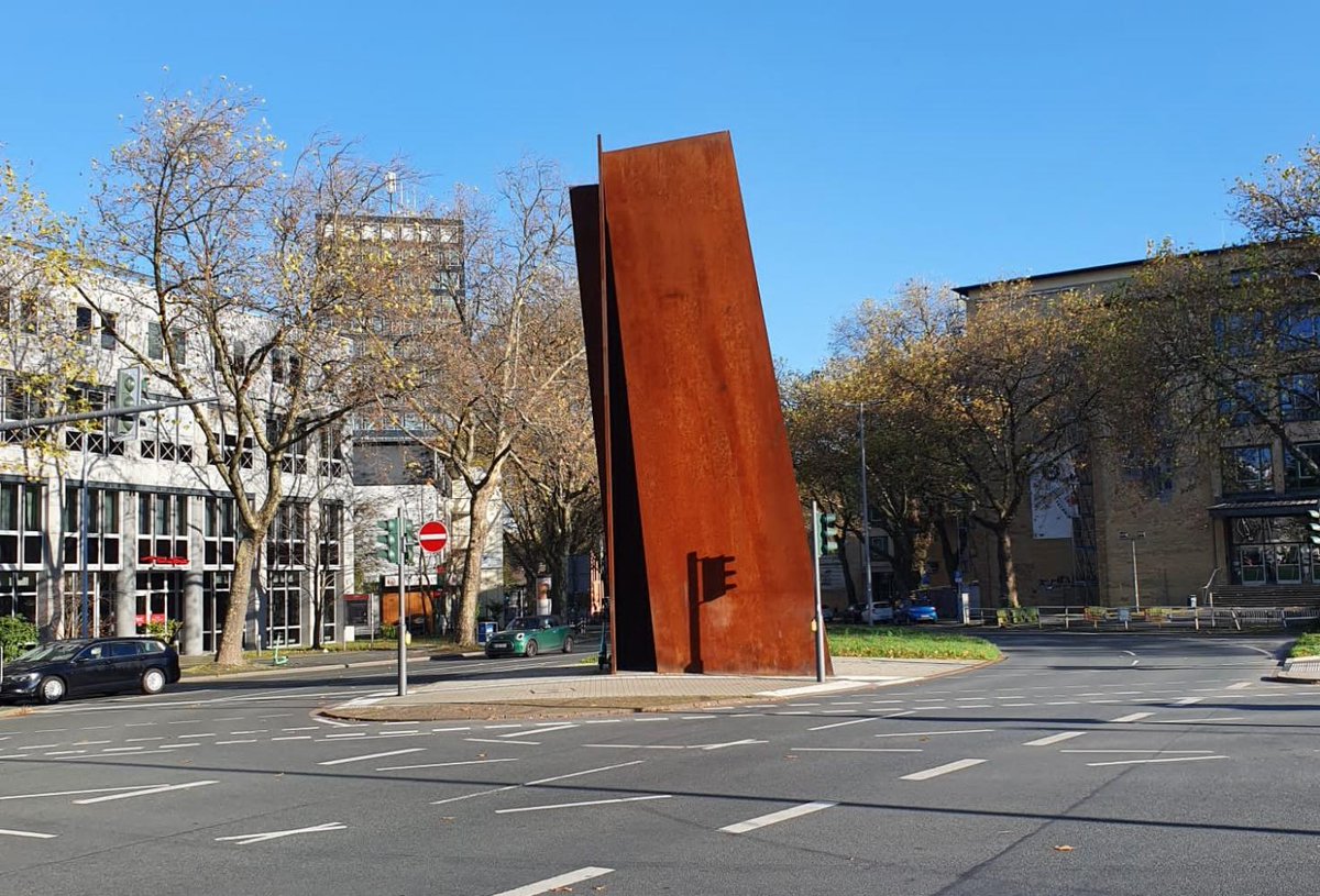 1977 wurde in #Bochum Richard Serras Skulptur 'Terminal' aufgestellt. Geliebt, gehasst, auch als Urinal genutzt, prägend für eine kriegszerstörte, neu aufgebaute Innenstadt. Meine einstige Schule bekam den Spitznamen 'Gymnasium am Rostding' (anstelle von 'Gymnasium am Ostring').