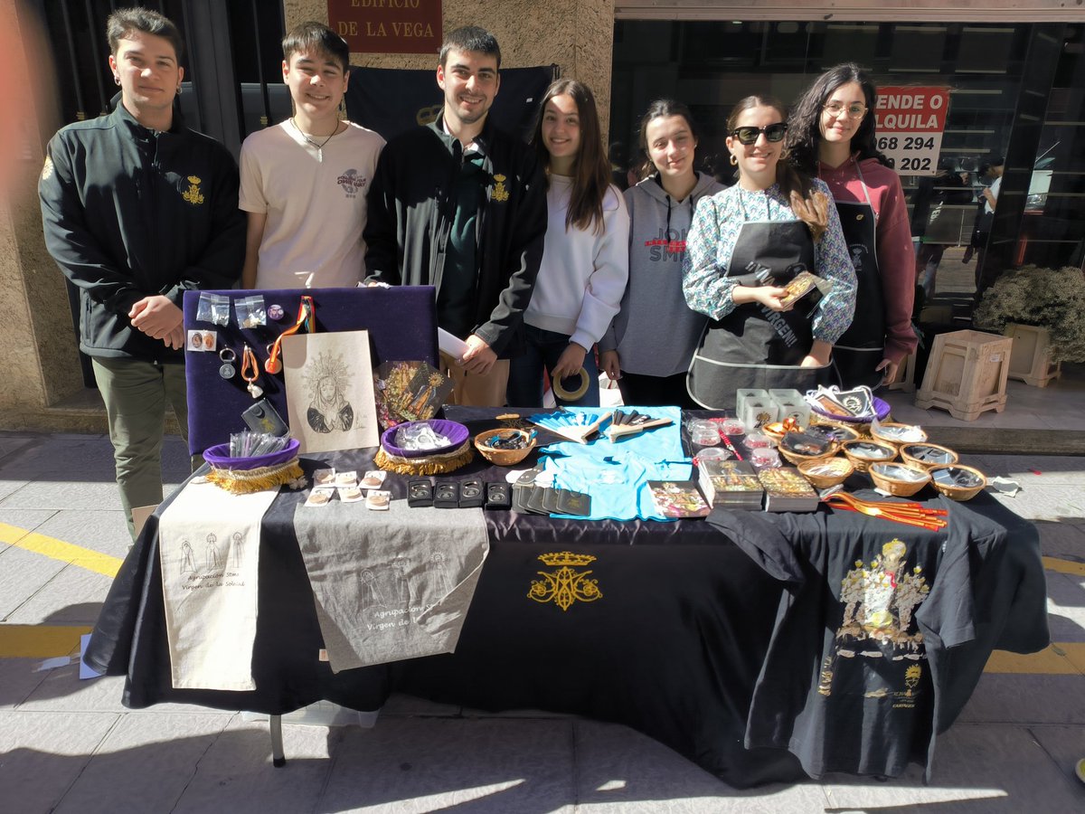 El equipo V continua en la puerta de Santa Maria con la venta de abalorios