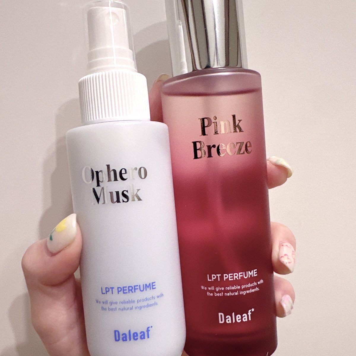 m_atm_98_'s tweet photo. #PR
香りが良すぎるヘアケアアイテムがたくさんあるダリーフのヘアパックインミストとポリッシュオイル💇‍♀️
パックインミストは吹きかけるだけで簡単に洗い流さないトリートメントとして使える◎タン��ク質とアミノ酸が配合されていてツヤのある髪の毛に。
ポリッシュオイルは植物性オイルとタンパク質配合でしっとりなめらかな髪の毛に。朝までつるつるになるからお気に入り🥺✨