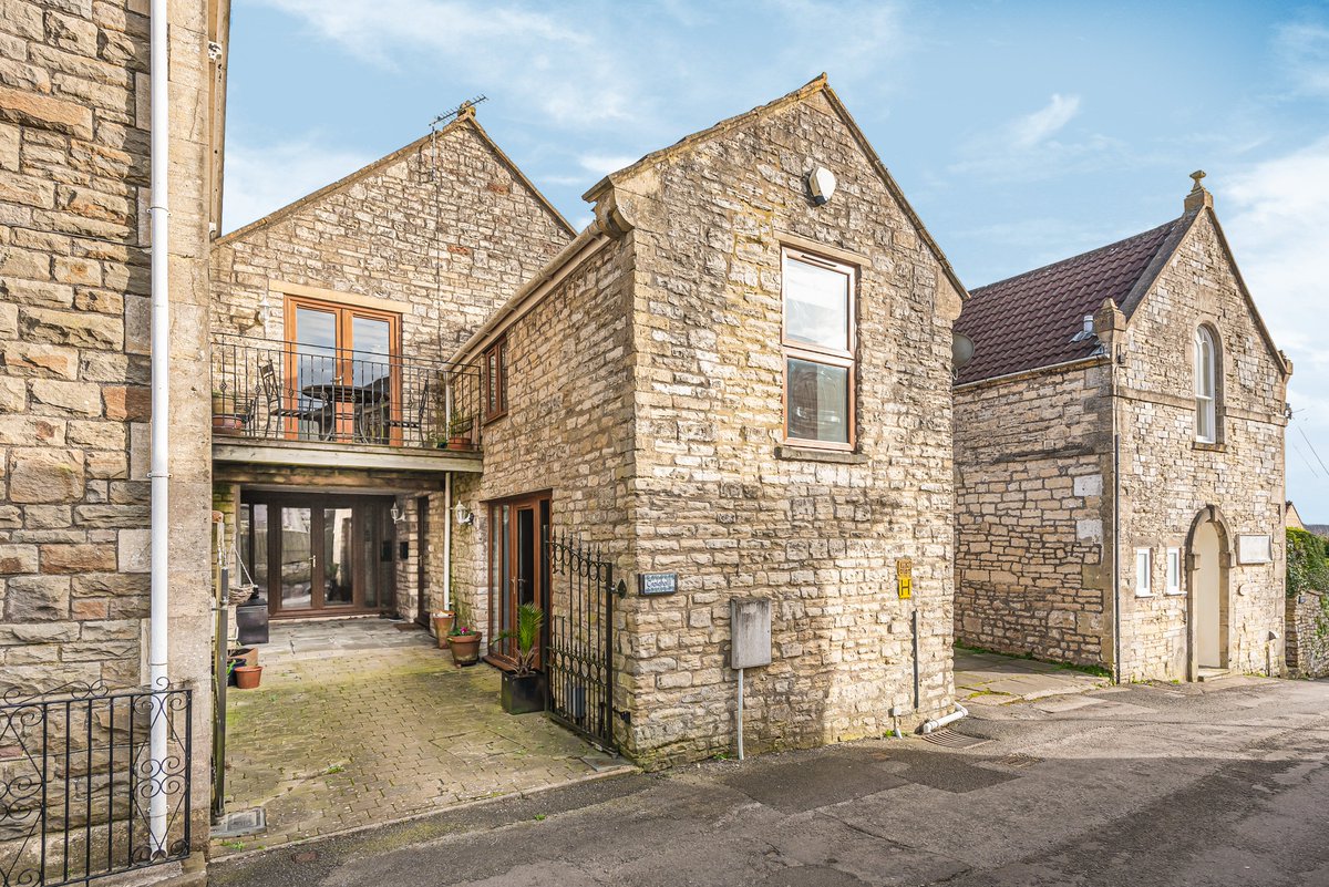 bathandrural's tweet image. New listing! A stylish period property offering flexible accommodation with two/three bedrooms, two en suites, triple aspect living room, home office/dining room/ third bedroom, south facing balcony, low maintenance courtyard garden: fineandcountry.co.uk/bath-estate-ag…