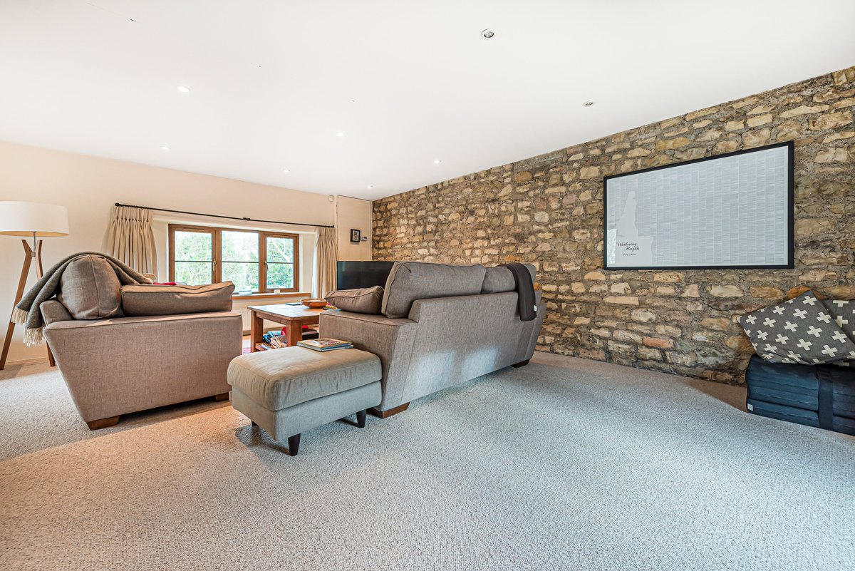 bathandrural's tweet image. New listing! A stylish period property offering flexible accommodation with two/three bedrooms, two en suites, triple aspect living room, home office/dining room/ third bedroom, south facing balcony, low maintenance courtyard garden: fineandcountry.co.uk/bath-estate-ag…