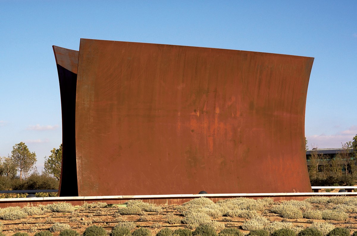 He sentido mucho el fallecimiento del escultor Richard Serra, uno de los grandes del siglo XX. Es una gran pérdida para el mundo del #arte, pero me consuela el hecho de saber que su obra siempre perdurará.

Os animo a visitar su Vertical Torus en la #ColecciónBancoSantander