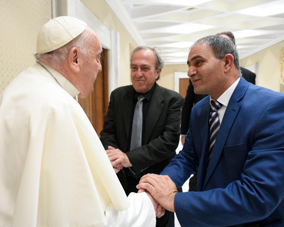 Pope Francis shares an embrace with an Israeli and an Arab man, each of whom lost a daughter in the war in the Holy Land. As he said at the General Audience shortly afterward, the two men 'look beyond the enmity of war' and are now friends. vaticannews.va/en/pope/news/2…