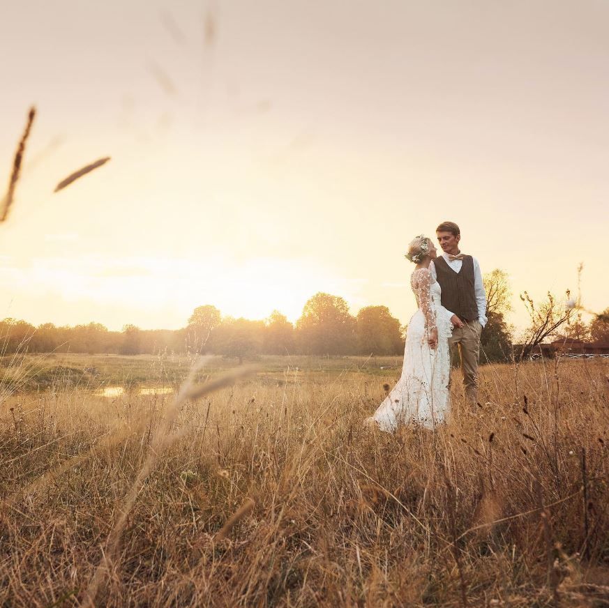 🌸 Redhouse Barn is an 18th-century oak-framed barn surrounded by acres of Christmas tree fields! 🌲🌟 With its intimate ambience, Redhouse provides the ideal atmosphere for you and your guests to celebrate in style! 🥂🌟

thecompleteweddingdirectory.co.uk/RedhouseBarn/r…

#weddingvenue #barnweddingvenue