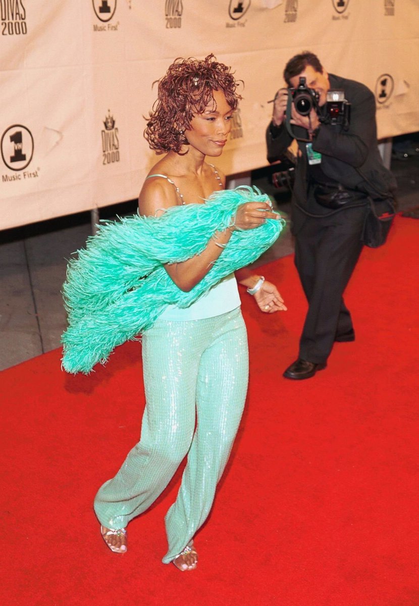 📸 #OnThisDay: In 2000 Angela Bassett attends VH1 Divas 2000: Tribute to Diana Ross #angelabassett 
🔗angelabassett.net/gallery/thumbn…