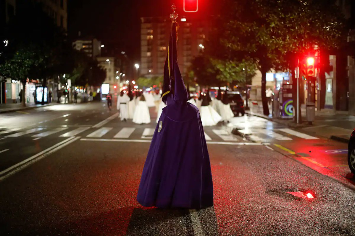 fonsuxixon's tweet photo. Esto es la Semana Santa de Gijón: la mas absoluta nada. Un intento de crear algo que en Gijón jamás ha interesado.

Si en alguna procesión hay público en el recorrido es porque hace buen tiempo y las calles están llenas de gente que se la encuentran de casualidad. https://t.co/RNJ7lDZsXO