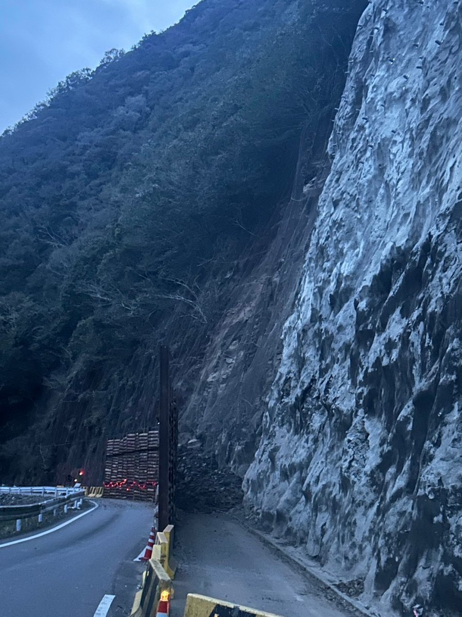 higasimera's tweet photo. ❌緊急！道路情報❌
39号線上鶴の現在片側通行規制中の法面が崩落中です。
銀鏡、上揚↔️国道219号線を
移動のために利用を予定されている方は、
本日は中止した方が良いようです

LINE登録会員情報提供 https://t.co/kLTfFYJelE