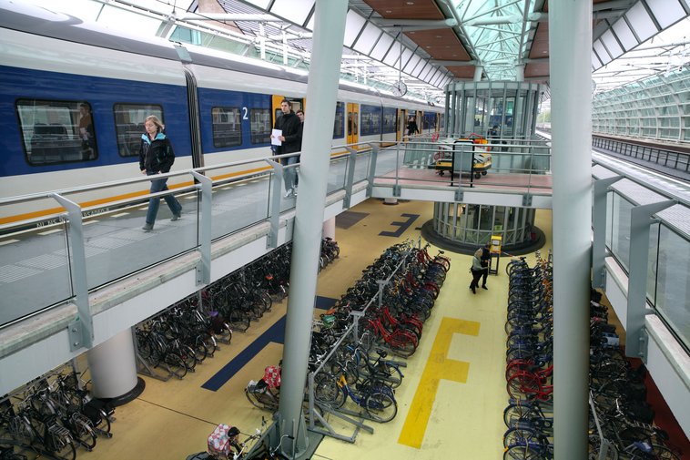 Bycicle-train travel The combined use of bicycles and trains as part of the same trip is becoming normalised in densely populated urban areas in the Netherlands. This article summarises the main insights of academic literature on the topic. 👉 bit.ly/3xacMVY