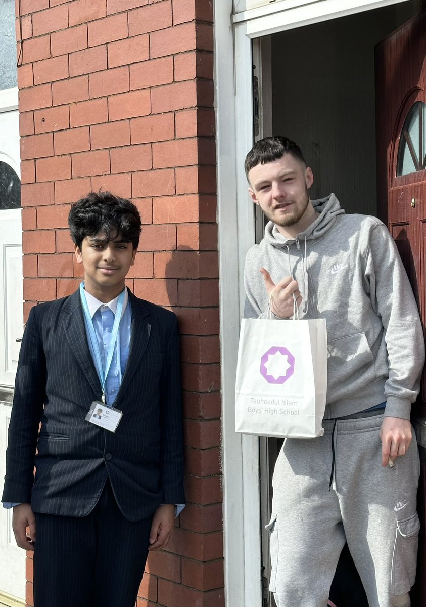 Happy neighbours as our boys spread joy in Sumner St, distributing delicious Ramadan Meal Packs to our local residents! It's more than just food; it's about sharing love and community spirit. #Service #TIBHS #RamadhanIftaarPacks #WeAreSTAR