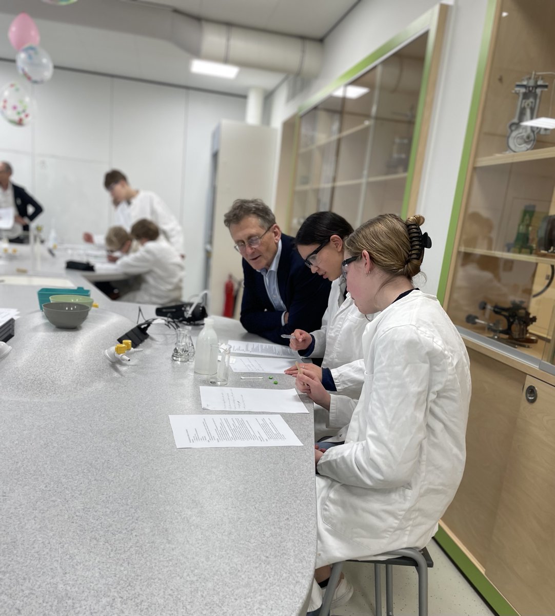 Ben Feringa on Tour! 🚐🧑‍🔬 De nobelprijswinnaar bezocht gisteren i.s.m. de Scholierenacademie (@RUGscholieren) een basis- en middelbare school in Assen. Leerlingen konden vragen stellen en proefjes doen 🧪