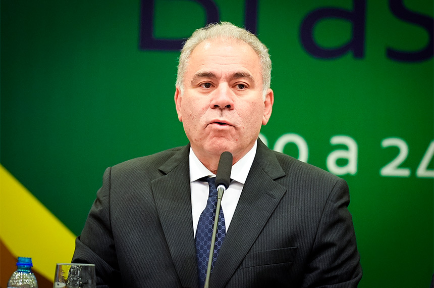 WeiseFranklin's tweet photo. Em 17/jan/22, tivemos um caso único no mundo: um próprio Ministro da Saúde divulgando fake news sobre a vacinação:

"Temos na Secretaria de Vigilância em Saúde registrado 1,7 óbito por cada 100 mil doses aplicadas. Isso perfaz cerca 4.000 óbitos onde há comprovação de relação causal com a aplicação da vacina".

Diante da esperada reação pública negativa, no dia seguinte Marcelo Queiroga tentou se explicar (aqui no Twitter), mas o fez de forma desastrosa: disse que eram 13 casos (na verdade eram 11, mas OK), mas que a fala sobre a relação causal dos 4 mil estava correta. 
COMO ASSIM?

Não nos esqueçamos JAMAIS!
