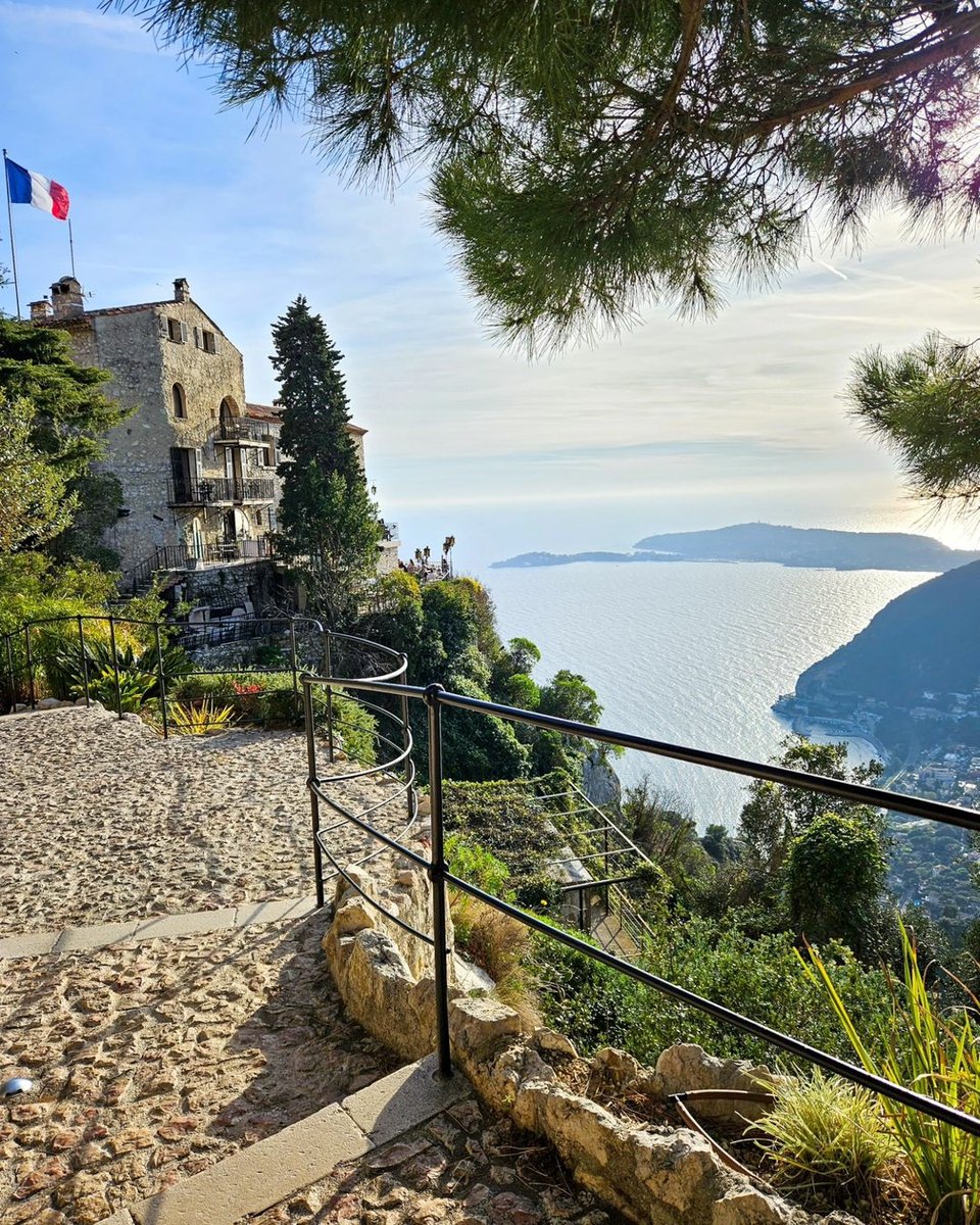 🇫🇷La vue imprenable sur la Côte d’Azur depuis le Jardin Exotique ! 🤩🌵💙 . . . 🇬🇧Breathtaking views of the Côte d'Azur from the Jardin Exotique ! 🤩🌵💙 . . . 📸whataboutnice (IG) #Eze #Ezevillage #CotedAzurFrance #ExploreNiceCotedAzur