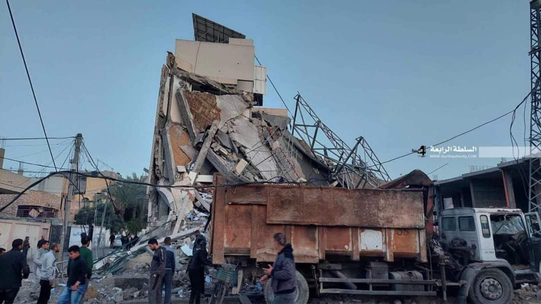 صور| طائرات الاحتلال تستهدف مبنى بلدية الزوايدة وسط القطاع، وتدمره بشكل كامل