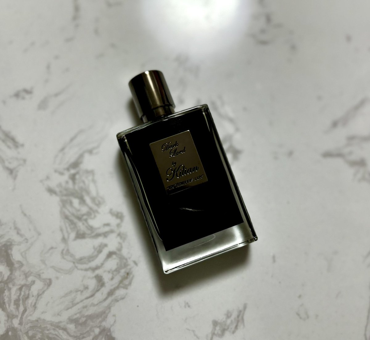 aaa33278100's tweet photo. 悪い男の香りがする香水を買った。
トップのペッパーとベルガモットが爽やかな様相を醸す。すかさず、この香水の主役であるスモーキーなタバコとレザー、悪い男のイメージ像を増長させるようなラム酒漬けのジャスミンも香り出す。
今まで嗅いだ香水の中で最もダークな香り。

ダークロード／キリアン https://t.co/0BpoCZx0Hp