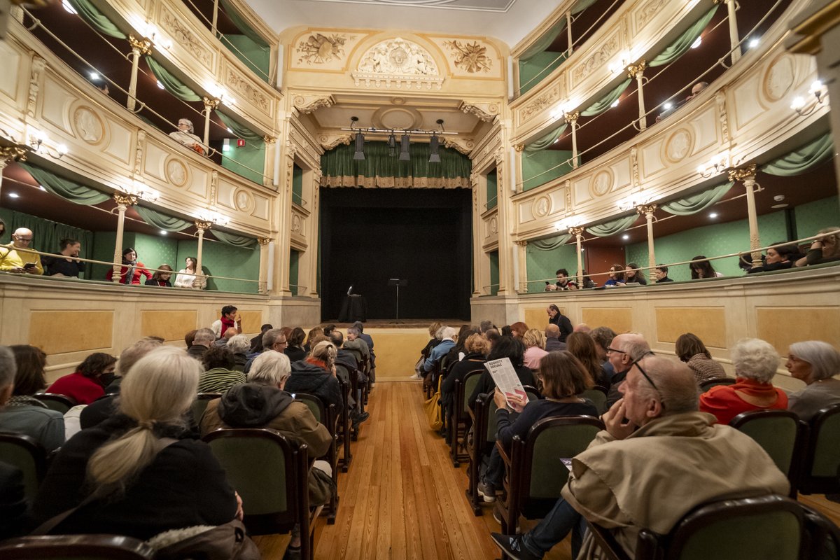 🗓️Oggi è la giornata mondiale del teatro. Negli anni, noi di BCM ci siamo lasciati conquistare dalle sue sale e abbiamo recitato, letto, ascoltato, sempre avvolti dalla magia del suo tempo sospeso. #BookCityMilano #teatro 📷 Yuma Martellanz, Francesco Prandoni, Elena Di Vincenzo