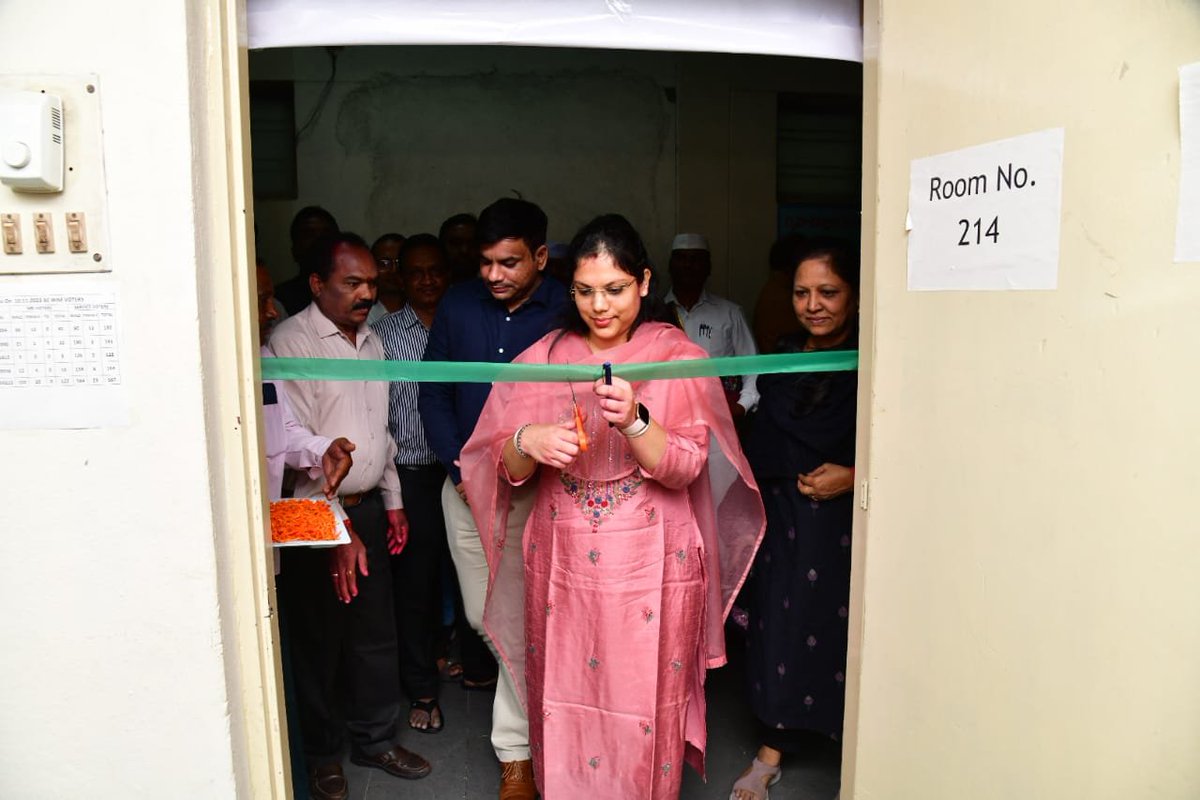 airnews_hyd's tweet image. #parlimentelection షెడ్యూల్ వెలువడిన నేపథ్యంలో కరీంనగర్ కలెక్టరేట్ జిల్లా ట్రైనింగ్ సెంటర్లో ఏర్పాటు చేసిన మీడియా సెంటర్, మీడియా సర్టిఫికేషన్ అండ్ మానిటరింగ్ సెల్  జిల్లా అదనపు కలెక్టర్ లు ప్రఫుల్ దేశాయ్ లక్ష్మి కిరణ్ లతో కలిసి జిల్లా ఎన్నికల అధికారి @Collector_KNR  ప్రారంభించారు