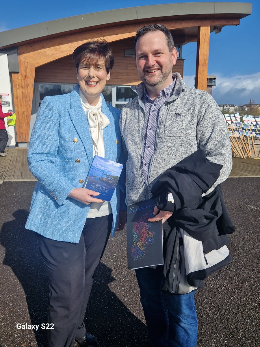 💧#WorldWaterDay in #Kerry last Saturday Minister for Education, @NormaFoleyTD1 launched @TraleeRowing Club Biodiversity Awareness Project with Tralee Tidy towns supported by LAWPRO. Dr Noel Mulligan gave a guided walk & talk of the Tralee ship canal & the flora & fauna 🌱🚣