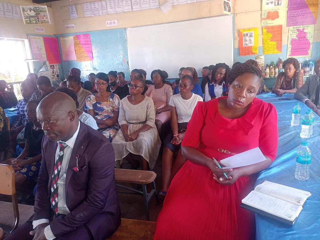 Today, @MoPSEZim Minister, Hon. T. Moyo paid a solemn visit to Munyati Prim Schl, expressing condolences over the tragic loss of 5 beloved teachers in a road accident. He pledged the Ministry's continued support to enable the community to come to terms with the loss. @InfoMinZW