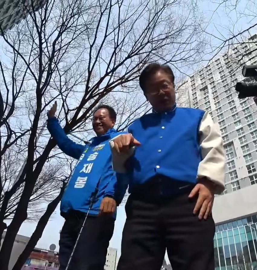 높은 곳만 보면 환장하고 기어올라가는 짐승같은 습성... 

#안전불감증 #도덕불감증