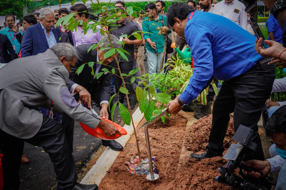 Fondly remember @mahindraUni launch during Covid.. youtube.com/watch?v=3FZgn3… @anandmahindra your personal commitment and this generous donation is the best thing that has happened to @MahindraUni ... Thank you for your vision and for giving wings to what was an audacious dream..…