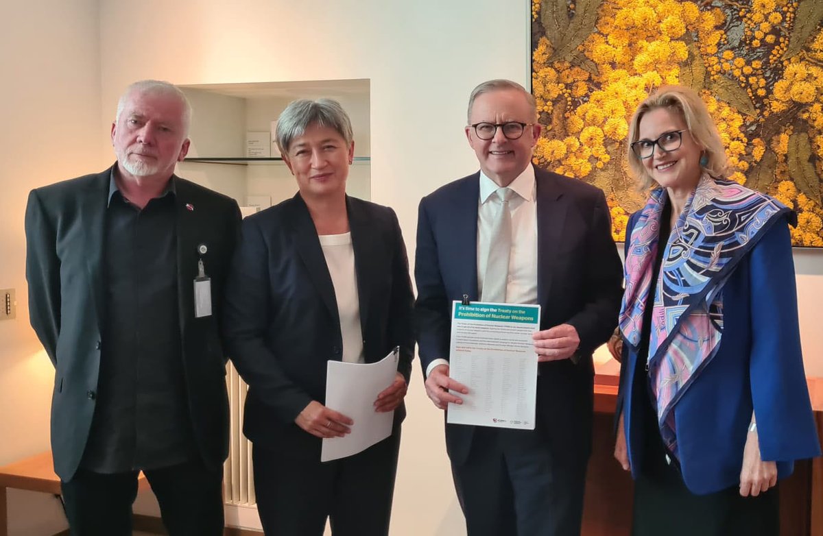 It was good to meet with @AlboMP & @SenatorWong this week to discuss the #nuclearban. We hand-delivered a joint petition with @AusConservation with 11,000 of your signatures urging the PM and the FM to keep their promise and join the ban. @nuclearban