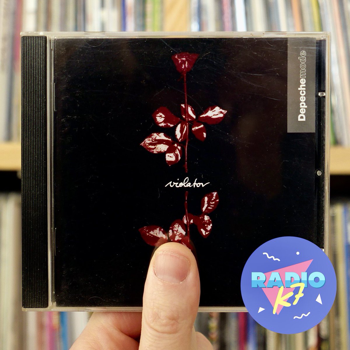 Reach out and touch faith ✝️🎸 Découvrez l'histoire de l'album 'Violator' de <a href="/depechemode/">Depeche Mode</a> dans le nouvel épisode de #RadioK7 ! Un tournant majeur pour le groupe en 1990, marquant une ère de sensualité, de mysticisme et d'électro. Bonne écoute sur 🎧 smartlink.ausha.co/radiok7