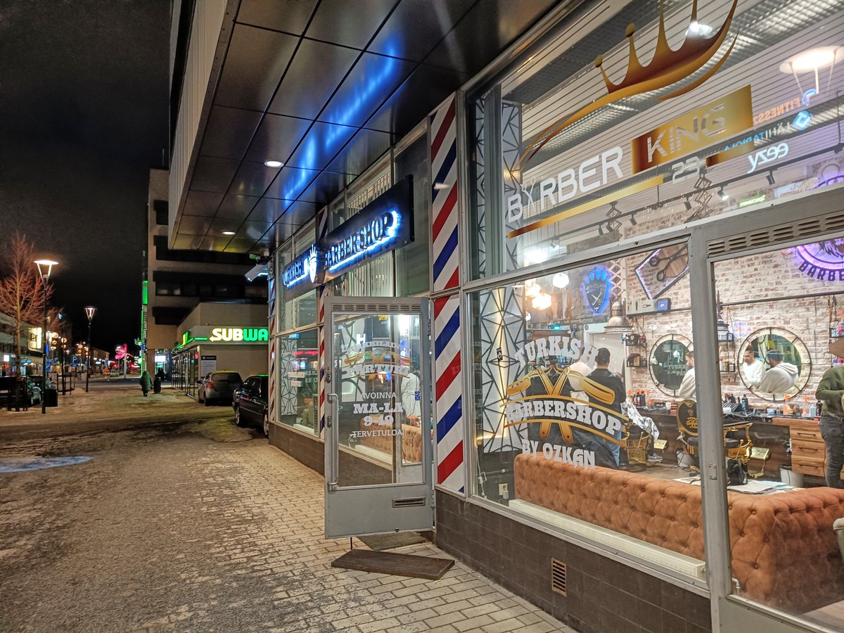 Turkkilaiset parturiliikkeet palvelevat iltaan asti ja loistavat hämärtyvässä katukuvassa. #Vartinkeskusta #Elinvoimanosturit #barbershop #seinäjoki