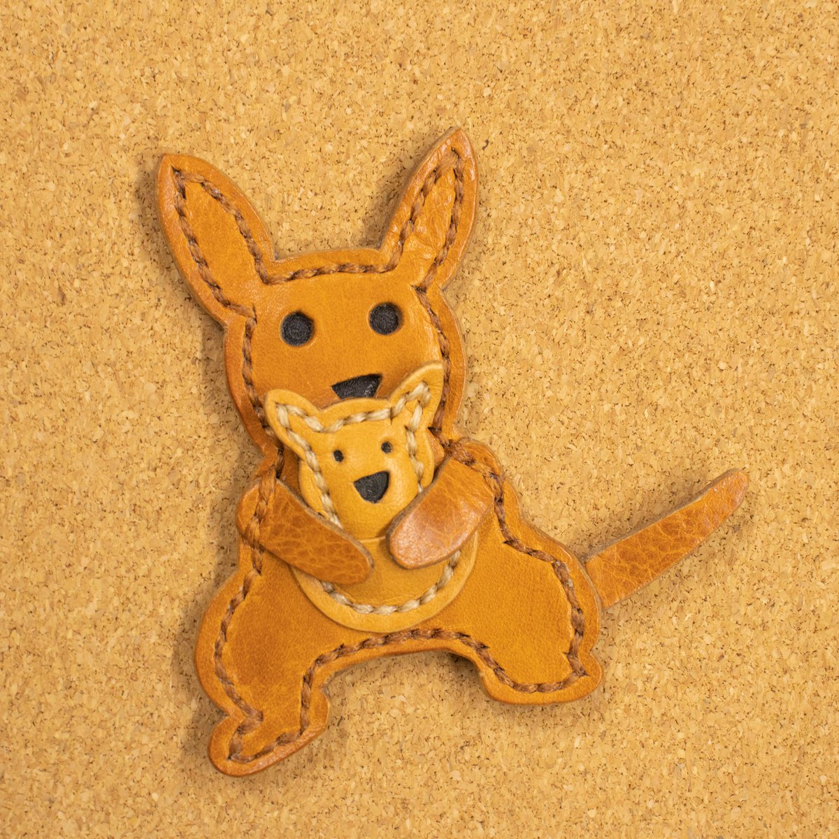 GROOVE_handmade's tweet photo. ピタッとくっつくカンガルー親子🦘
牛革を使用した手触りのいいマグネット💕
赤ちゃんは取り外せるので、親子でメモが落ちないように頑張ってくれます!
お求め希望の方はDMにて💭💕
¥900 https://t.co/7VhWjcM71p