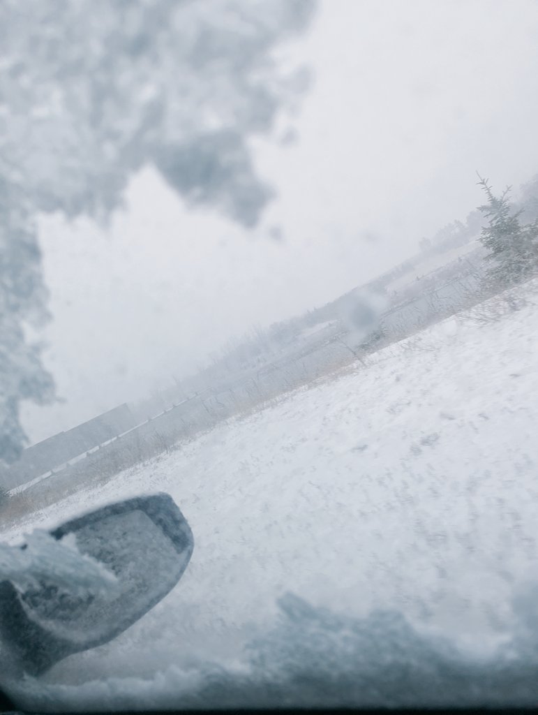 Bueno solo diré que no a parado de nevar desde diciembre del año pasado, se a ido la luz unas cuantas veces por tanta nieve y aveces no puedo salir por tanta nieve y frío de -20 grados celcius, en fin al menos tengo internet en casa...