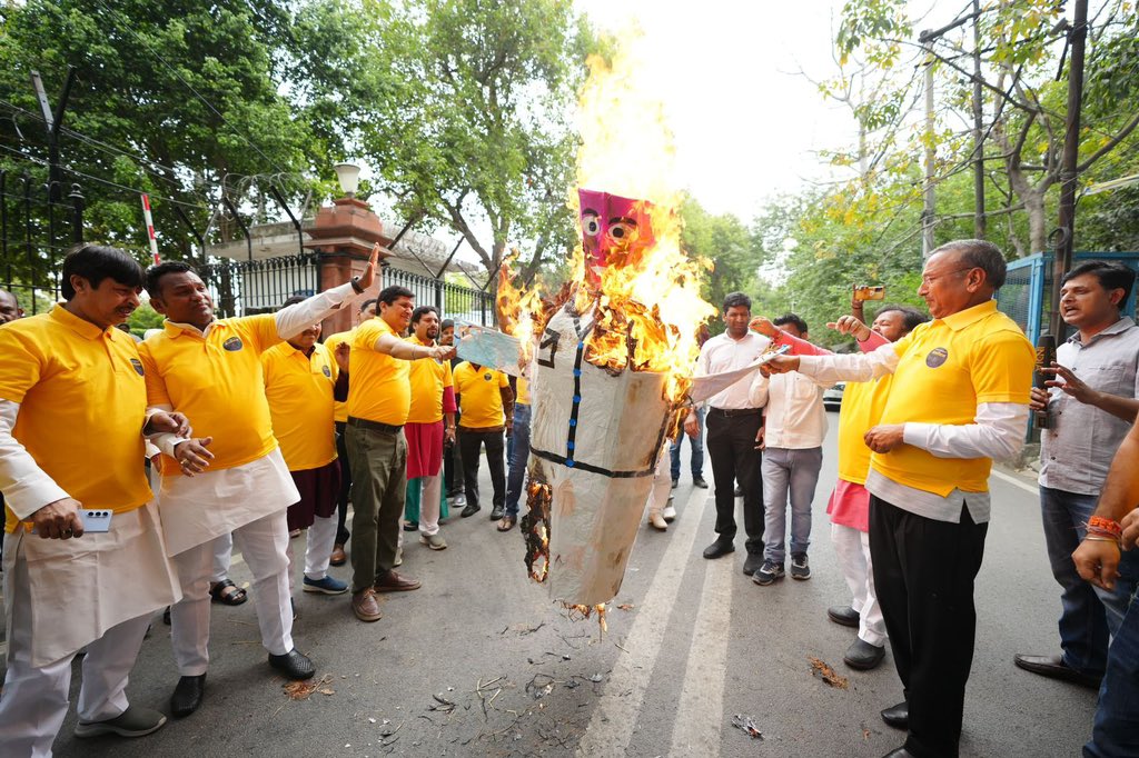 AtishiAAP's tweet image. आज दिल्ली विधान सभा में, तानाशाही के ख़िलाफ़, लोकतंत्र को बचाने की इस जंग में, अब @AamAadmiParty का हर विधायक @ArvindKejriwal है।