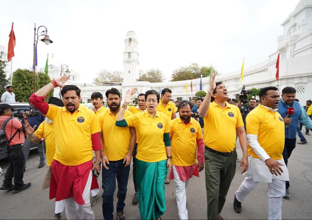 AtishiAAP's tweet image. आज दिल्ली विधान सभा में, तानाशाही के ख़िलाफ़, लोकतंत्र को बचाने की इस जंग में, अब @AamAadmiParty का हर विधायक @ArvindKejriwal है।