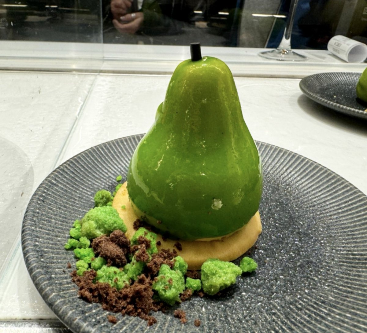 bareltoloño (@bareltolono) on Twitter photo Buenos y dulces días!! 
Esto es la pera limonera 😉 Base sablé, mousse de caramelo toffe, interior de brunoise de peras confitadas, cobertura de chocolate blanco con vainilla...una maravilla, no? #postres #nuevo #new #dessert #bar #bartoloño #restaurantesvitoria #lacuesta #sweets Buenos y dulces días!! 
Esto es la pera limonera 😉 Base sablé, mousse de caramelo toffe, interior de brunoise de peras confitadas, cobertura de chocolate blanco con vainilla...una maravilla, no? #postres #nuevo #new #dessert #bar #bartoloño #restaurantesvitoria #lacuesta #sweets