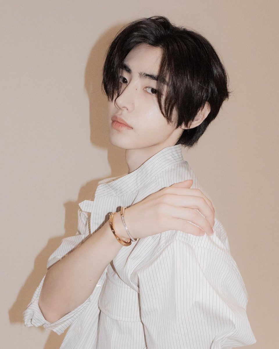 sunghoonspics's tweet photo. sunghoon looks so gorgeous with his long hair please belift hide/throw away all your scissors 😩 https://t.co/FpBHVb7NBQ