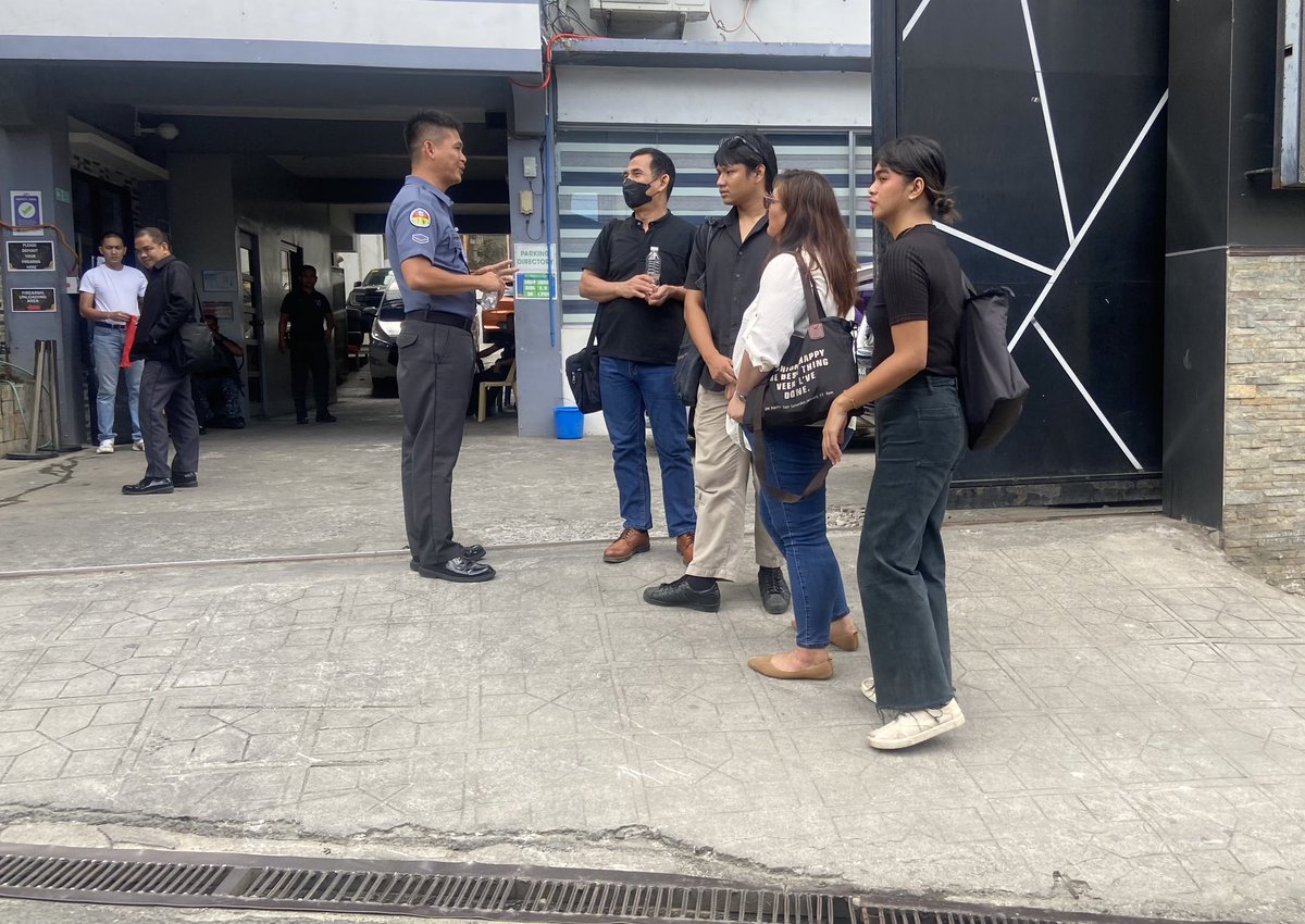 During the silent protest, the BJMP police immediately tried to put a stop to the demonstration, stating that the area is a 'secured facility' that requires a clearance to launch a protest or take photos.

#FreeRowenaDasig
#FreeMiguelaPeniero
#FreeAllPoliticalPrisoners