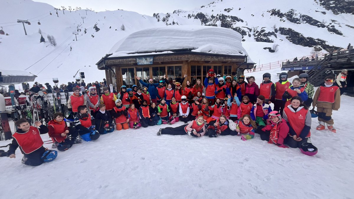 Day 3 saw the beginners successfully complete their first slope while the intermediates went to the very top and tackled reds and blues to get down ⛷️ Apres Ski and a snowball fight was the perfect way to celebrate an amazing day on the slopes!