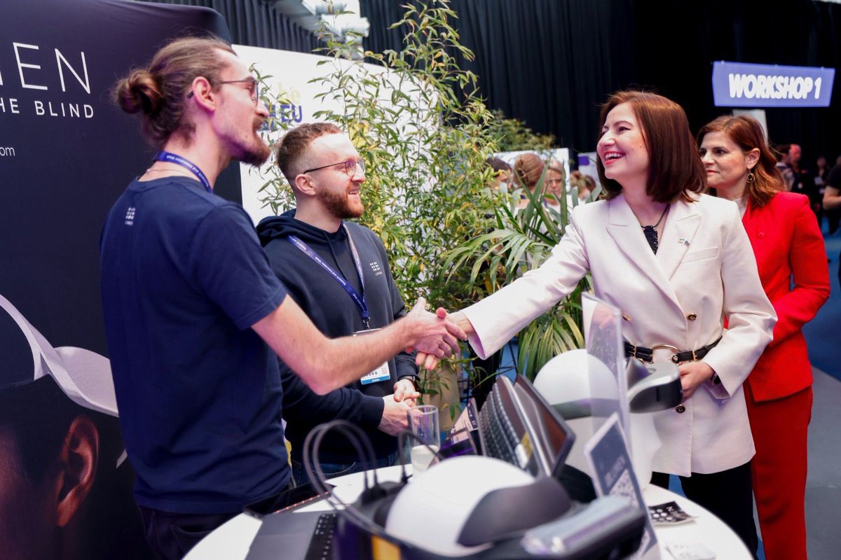 The EU Commissioner for Innovation Iliana Ivanova salutes the .lumen team. At the EIC Summit in Bruxelles, the .lumen team had the chance to meet with the EU Commissioner and present the Glasses. #innovation #deeptech #AI #EISMEA