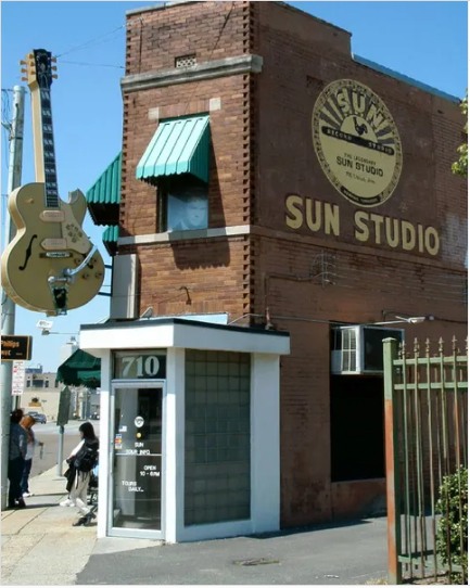 Il #27marzo del 1952 inizia la propria attività a Memphis la #SUN RECORDS, che nel corso degli anni avrebbe lanciato artisti del calibro di #ElvisPresley , #JohnnyCash e #JerryLeeLewis

 #sunrecords #almanaccomercury
