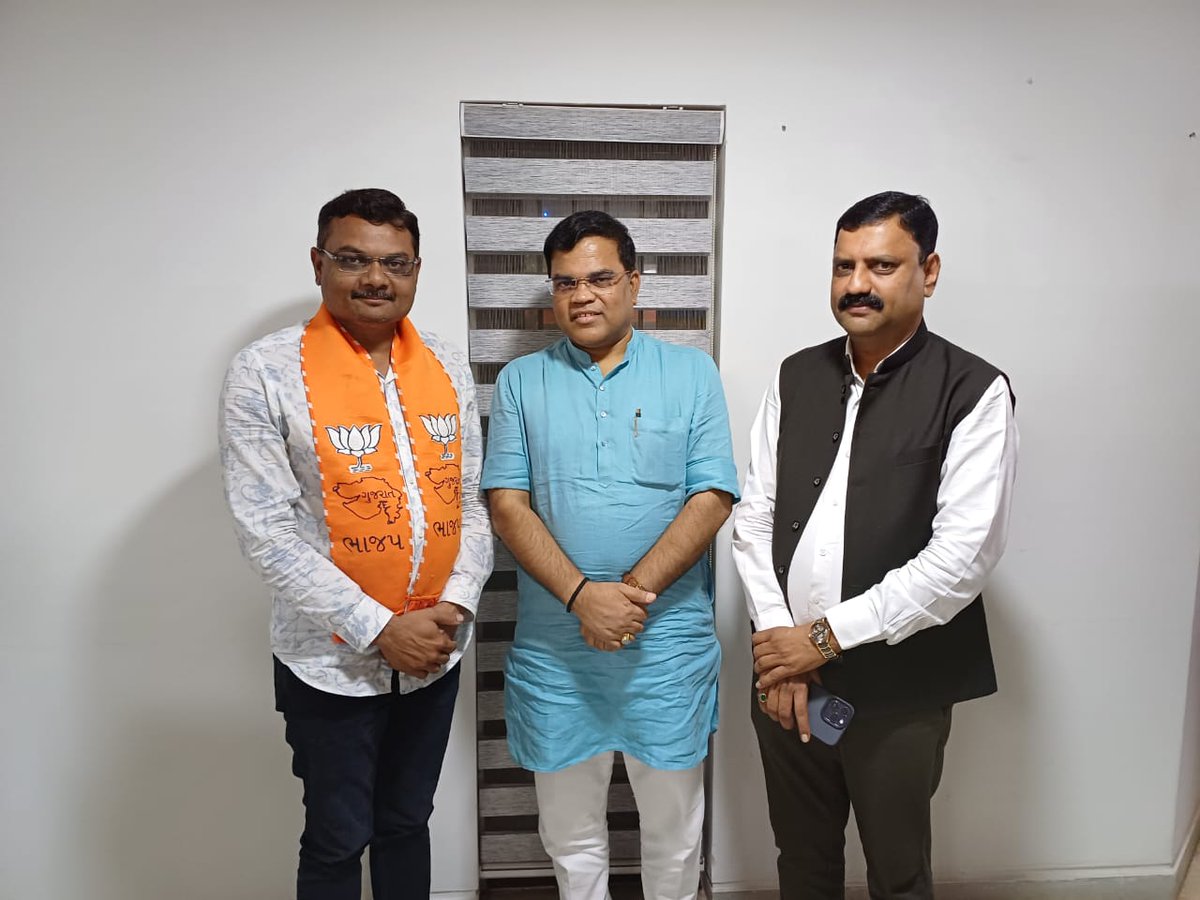 FarnandizP's tweet photo. ભારતીય જનતા પાર્ટી ગુજરાત પ્રદેશના સંગઠન મહામંત્રી શ્રી @ratnakar273 જી ને જન્મદિવસની અંતઃકરણપૂર્વક શુભકામનાઓ.

આપ સદાય સ્વસ્થ રહો અને સુખ, સમૃદ્ધિ સાથે દીર્ઘાયુ પ્રાપ્ત કરો એવી ઈશ્વરને પ્રાર્થના.

@drbharatboghara https://t.co/yVDn1HjuRi