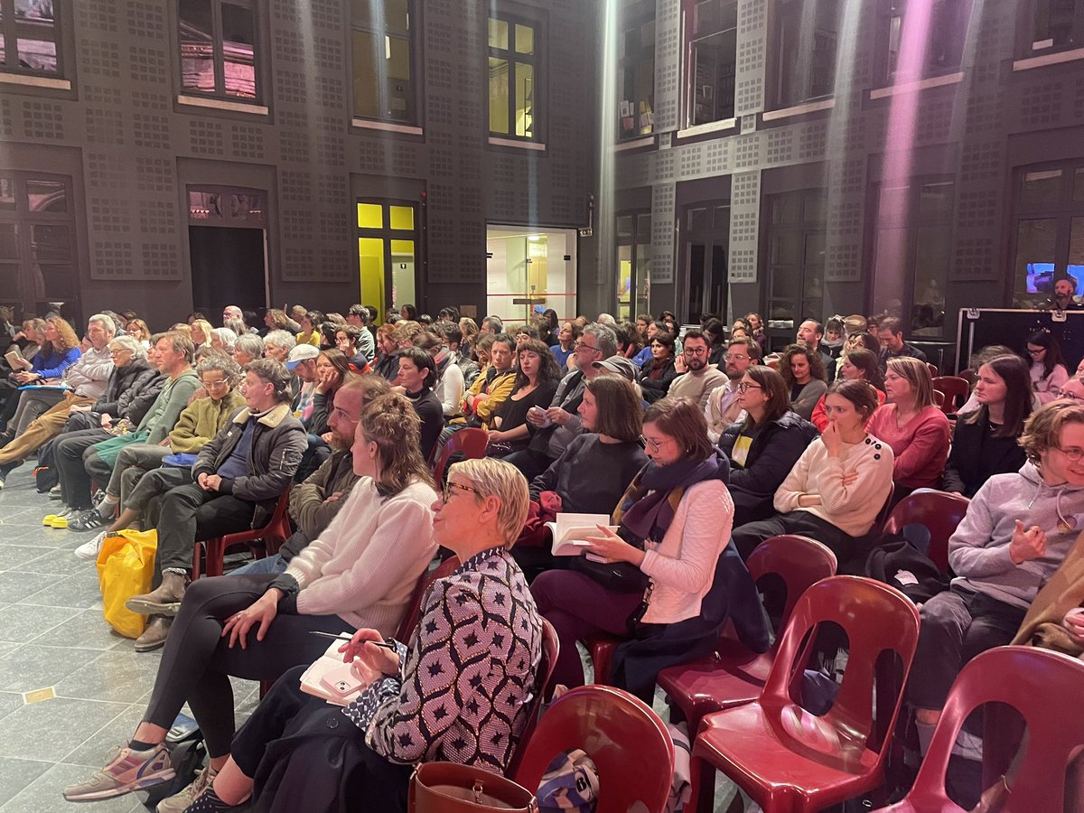 Une certaine affluence à La Bellone à Bruxelles pour voir (en visio depuis le Mexique) et entendre Neige Sinno interviewée par Myriam Leroy à l'occasion de la remise du prix Choix Goncourt de la Belgique à Triste tigre à l'invitation de PassaPorta et de l'Ambassade de France -