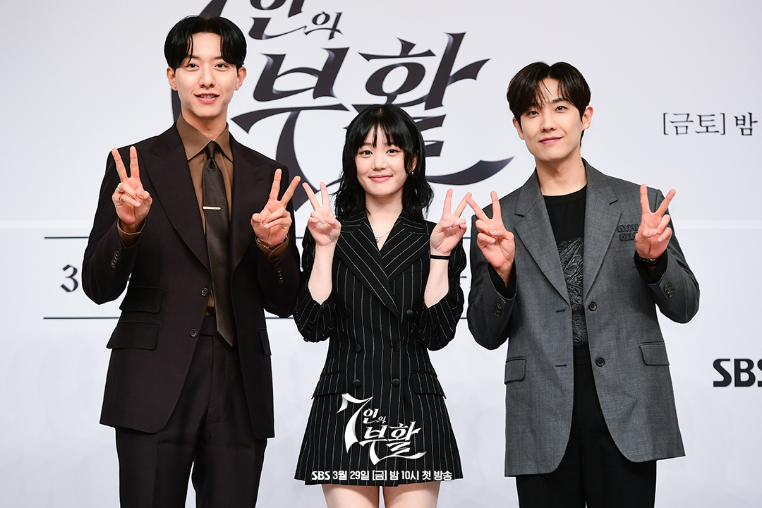 SBSNOW's tweet photo. 달디달고 달디달고 달디단 7부즈 케미🖤
민도혁X한모네X황찬성🫶

SBS 새 금토드라마 <7인의 부활>
☞ 3월 29일 [금] 밤 10시 첫 방송 

#SBS새금토드라마 #7인의부활
#TheEscapeoftheSeven_Resurrection
#7인의부활제작발표회 #제작발표회
#엄기준 #황정음 #이준 #이유비 #신은경
#윤종훈 #조윤희 #조재윤 #윤태영 #이정신