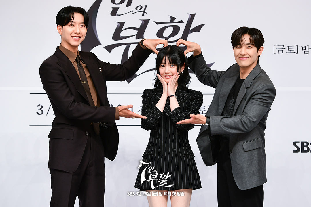 SBSNOW's tweet photo. 달디달고 달디달고 달디단 7부즈 케미🖤
민도혁X한모네X황찬성🫶

SBS 새 금토드라마 <7인의 부활>
☞ 3월 29일 [금] 밤 10시 첫 방송 

#SBS새금토드라마 #7인의부활
#TheEscapeoftheSeven_Resurrection
#7인의부활제작발표회 #제작발표회
#엄기준 #황정음 #이준 #이유비 #신은경
#윤종훈 #조윤희 #조재윤 #윤태영 #이정신